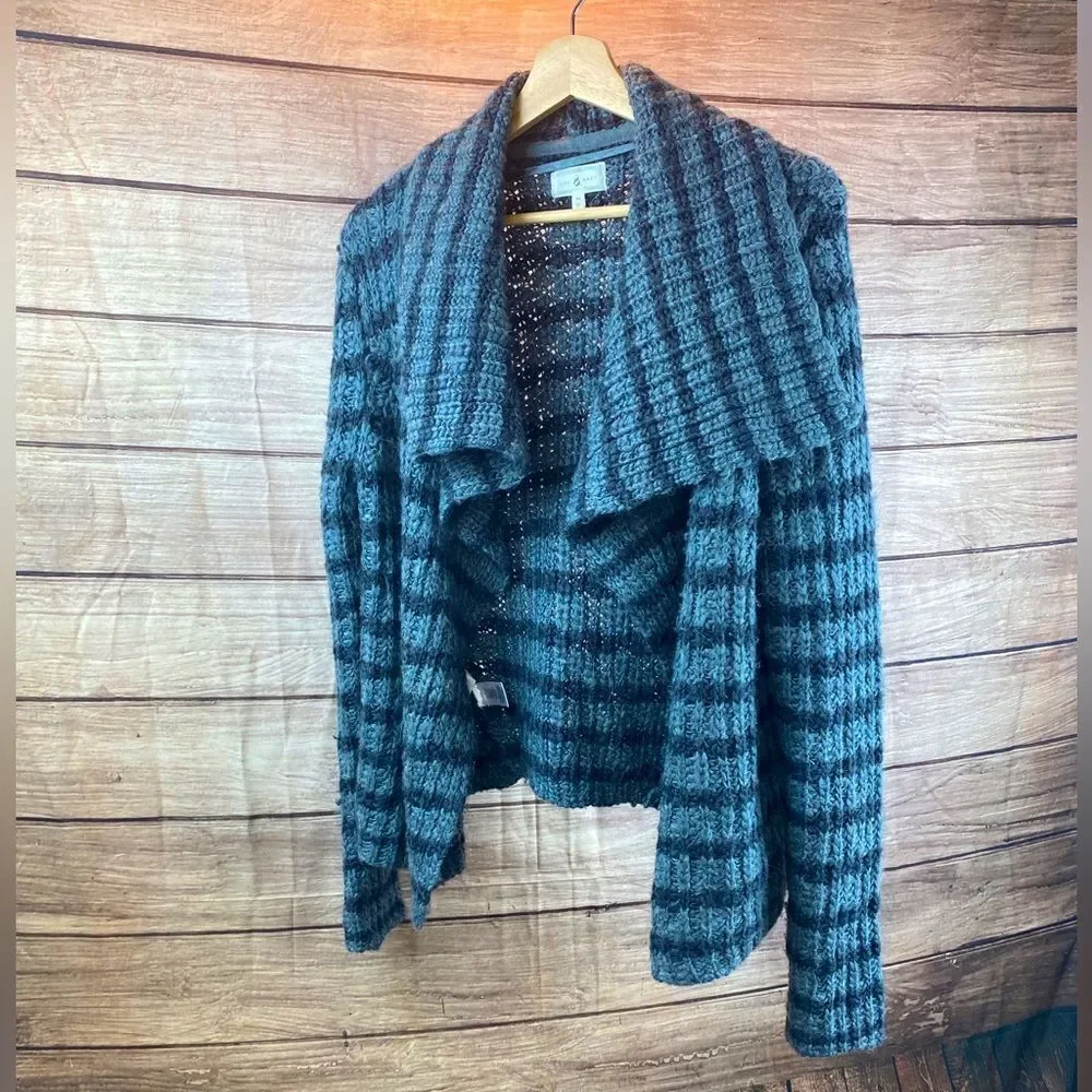 Ladies size medium sweater by Lou and Grey